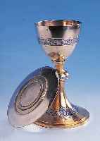 MEßKELCH MIT PATENE, FRANKREICH UM 1890/1900, MEISTERMARKE UNGEDEUTET, CUPPA UND PATENE SILBER, TEILVERGOLDET, FUß METALL TEILVERG., REICH ...