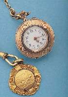 DAMENTASCHEN/ANHäNGEUHR, SCHWEIZ UM 1904, ROSE-G. 585/000, EMAILBL. FEIN HAARR., RüCKS. BLüTENDEKOR, MONOGR.-SPIEGEL FREI, ...