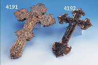 VORTRAGEKREUZ, RUßLAND UM 1900, ARCHAISIEREND, Z.T. NACH DEM VORBILD DES 18. JH., REICHE PERSONENSTAFFAGE, MESSING- BLECH Z.T. ...