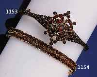 ARMBAND UND ARMREIF MIT GRANATEN, 50ER JAHRE, SILBER VERGOLDET, ARMREIF MIT KLAPPSCHAR- NIER, SICHERHEITSKETTCHEN, D CA. 5.5 X 6.5 CM,ARMBANDL. ...