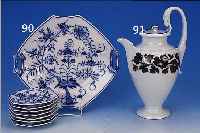 ANBIETSCHALE MIT 7 GEBäCKTELLERCHEN, DEUTSCH, UM 1900, PORZELLAN, BLAUES ZWIEBELMUSTER, D. CA. 24 BZW. 12 CM
