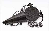 BROSCHE, GABLONZ, CA. 1900, METALL UND SCHWARZES GLAS, SEHR SELTENES U. AUSGEFALL.STüCK MIT FACETT. SCHWARZEN GLASTEILEN, MITTIGPLAKETTE ...