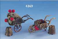 2 FINGERHUTBEHäLTER/NADELKISSEN, BöHMEN, UM 1900, JEW. IN FORM EINER SCHUBKARRE M. ERDBEEREN, SAMTKISSEN, BLäTTER BUNT STAFFIERT,MIT ...