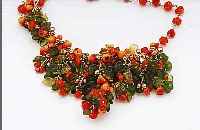 COLLIER U. OHRGEHäNGE M. FRüCHTEN, BöHMEN/GABLONZ CA. 40ER JAHRE, FüR FRANZ. HAU-TE COUTURE, AUFWENDIGER BEHANG MIT BLüTEN, ...
