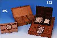 LUXUSSCHACHTEL, DEUTSCH UM 1840/50, HOLZ/LEDER (IN FORM VON WEINLAUB UND GüRTEL, MITTIG EINGELASSENE GEMME AUS LAVA (BEINFARBEN), MIN. ...