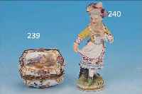 MINIATURDECKELDOSE, PARIS, UM 1900, PORZEL- LAN, FEINE BUNTE BEMALUNG, UMLAUFENDE BLUMEN- MALEREI, DECKEL MIT ROMATISCHER SZENE IN PARK-LANDSCHAFT, ...