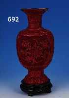 VASE, CHINA, 20. JH., ROTLACK REICH UND TIEF GESCHNITTEN, INNEN EMAILLIERT, H. CA. 30,5 CM