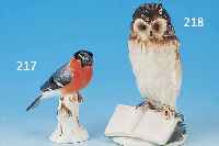 PORZELLANFIGUR, MEISSEN, UM 1860-80, VOGEL AUF STAMM, SCHöNE BUNTE BEMALUNG, H. 9 CM