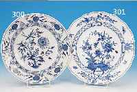TELLER, MEISSEN, UM 1870, PORZELLAN, BLAUE BEMALUNG UNTER DER GLASUR, SCHöNER AUSGEFAL- LENER DEKOR VON BLUMEN, INSEKTEN U. LAND- ...
