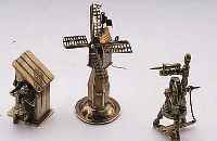 KONVOLUT 3 SILBERMINIATUREN, NIEDERLANDE UM 1900, DARSTELLUNG VON TOILETTENHäUSCHEN MITVOYEUR, SPINNRAD UND WINDMüHLE (FLüGE DREHBAR)H CA. 4 - ...