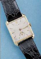 LONGINES HERRENARMBANDUHR, SCHWEIZ/USA UM 1948, AUFWEND. QUADRATISCHE FORM, BODEN GEDR.,KONKAVGL., BLATT L. FL., KL. SEK. VERT., RUND-ANKERW., ...