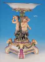 TAFELAUFSATZ, MEISSEN, UM 1890, 1. WAHL, PORZELLAN, H. 32 CM, TELLER MIT DREI SPIELENDEN, PUTTI UND ...