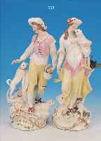 FIGURENPAAR, MEISSEN, UM 1740/50, PORZELLAN, DARST. EINES SCHäFERS UND EINER SCHäFERIN, BUNT BEMALT, GOLDSTAFFAGE, L. REST., ...
