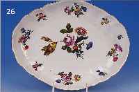 OVALE SCHALE, MEISSEN, UM 1740/50, POR- ZELLAN, 25 X 20 CM, GOLDRAND, EIN GROßES UND VIER KLEINE BOUQUETS, MALEREI Z.T. MIT ALTERS-BED. ...