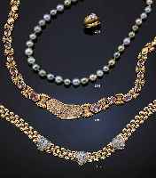 HERZCOLLIER M. BRILLANTEN, GG/WG 585/000, L. 42 CM M. SICHERHEITSACHT, 3 HERZE BESETZT MIT 135 BRILLANTEN ZUS. CA. 3.09 CT FEINES ...