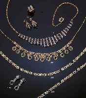 SCHMUCKSET IN GG 750/000, COLLIER L. 41 CM,ARMBAND L. 18 CM M. 182 BRILLANTEN ZUS. CA. 1.86 CT WEIß/VS-SI U. 10 SAPHIR-CABOCHONS ZUS.CA. 8.97 CT ...