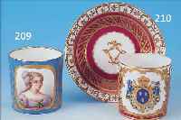 TASSE MIT UNTERTASSE, SEVRES, UM 1880, PORZELLAN, PURPURFARBENER FOND, GROSSE KAR- TUSCHE MIT SCHöNER WAPPENMALEREI, REICHE TEIL-RELIEFIERTE ...