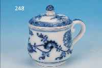 SCHOKOLADENTASSE MIT DECKEL, MEISSEN, MARCOLINI, UM 1770, PORZELLAN, QUALITäTVOLLE BLAUE BEMALUNG V. ZWIEBELMUSTER,MALERMARKE ...