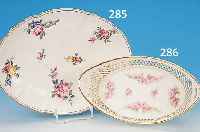 OVALE PLATTE, SEVRES, 1753, PORZELLAN, SEHR FEINE BUNTE BEMALUNG, INSG. 7 BLUMENBOUQUETS U. KLEINE STRäUSSCHEN IN ZARTPASTELLIGEM FARB-AUFTRAG, ...