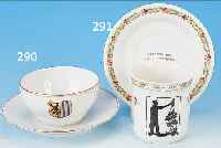 TASSE MIT UNTERTASSE, KPM, BERLIN, DAT. 1916, PORZELLAN, BEZ. ZUM BESTEN DER KRIEGSKINDER-SPENDE, 1916, BUNTE BEMALUNG, IN KARTUSCHE ...
