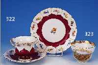 TASSE, MEISSEN, UM 1870-80, PORZELLAN, IN GOLDGERAHMTER KARTUSCHE FEINE BUNTE MALEREI EINER LANDSCHAFT MIT DORFANSICHT, ...