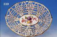 ZIERKöRBCHEN, MEISSEN, UM 1880-90, PORZELLAN, WANDUNGEN REICH GEFLOCHTEN, GOLDSTAFFAGE, MITTIG AM BOGEN BLUMENMALEREI, L. CA. 23 CM