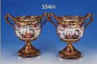 PAAR FUßSCHALEN, MEISSEN, UM 1880/90, PORZELLAN MIT VERGOLDETER MESSINGMONTUR BEIDSEITIG BEMALT, GALANTE, SZENEN, ...