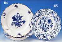 ZWEI TELLER, MEISSEN, 19. JH., , PORZELLAN, BLAUE BEMALUNG, D. 23/25 CM, FLACH UND TIEF, GOLDSTAFFAGE BERIEBEN, ...