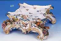 SOCKEL, MEISSEN, UM 1860, PORZELLAN, 11 X 28 X 26 CM, GROßE APPLIZIERTE BLUMEN UND BLäTTER, MIT STREUBLüMCHEN OBEN UND ZWEI ...