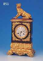 PENDULE FRANKREICH, UM 1840/50, VERZIERTER U. VERGOLDETER BRONZEGUß, FüßE IN VOLUTENFORM,SOCKEL MIT BLATTDEKOR, TIERBEKRöNUNG, OBERER FRIES ...