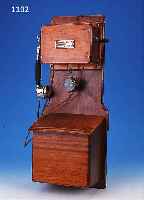 WANDTELEFON, FRANKREICH, UM 1910, NUßBAUMGEHäUSE, FUNKTION NICHT GEPRüFT, L. CA. 72 CM