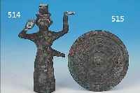 BRONZEFIGUR EINES MANNES, CHINA, HAN-DYNASTIE,220 V.- 226 N. CHR., H. 14 CM, MANN MIT ERHOBENEN HäNDEN UND ...
