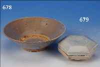 DECKELDOSE, CHINA, SONG-DYNASTIE, 960 - 1279 N. CHR., PROTOPORZELLAN MIT SELADONGLASUR, H. 4.5 CM, ...