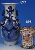 BALUSTERVASE, CHINA, UM 1900, PORZELLAN, H. 43 CM, WEIßES PORZELLAN MIT PAPAGEI UND FLORALEM DEKOR, BLAUE UNTERGLASURBEMALUNG