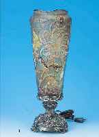 TISCHLAMPE, SIGN. GALLé, UM 1900, GRüNLICH/ BRäUNLICHES GLAS, UMLAUFEND REICH FLORAL GE- SCHNITTEN UND GESCHLIFFEN, CHRYSANTHEMENDEKOR,DIESER ...