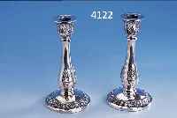 KERZENLEUCHTERPAAR, THAILAND UM 1960, SILBER, FUß GEFüLLT, STIEL MIT AUFGEL., TYP. EMBLEMEN, Z.T. NACHGESTOCHEN, VERBEULT, HCA. 18.5 CM