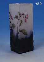 VIERKANTVASE, SIGN. DAUM NANCY, UM 1902-04, FARBLOSES GLAS WEIß-OPAK üBERFANGEN, PARTIELL BLAU EINGEPUDERT, GESCHNITTEN UND ...