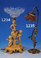 TISCHLAMPE, FRANKREICH, UM 1900, FUß GELBGUß MIT VOLLPLASTISCHER KNABEN- FIGUR, MATTIERTER ROSAFARBENER PREßGLAS- SCHIRM, ...