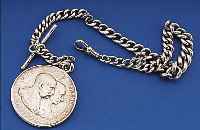 UHRENKETTE UND ARMBAND MIT SILBERMüNZEN, UHRENKETTE RUNDPANZER MASSIV, VERLAUFEND, M. KNEBEL UND KARABINER, GR. öSTERR. MüNZE DAT. 1809, ...