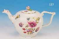 TEEKANNE, MEISSEN, UM 1770/75, PORZELLAN, FEINE BUNTE BLUMENBEMALUNG VON SCHöNER QUALI- TäT, UMLAUFEND ZWEI GROSSE BOUQUETS U. MEHREREKLEINE ...