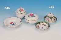 PAAR MOKKATASSEN MIT UNTERTASSEN, NYMPHENBURG,UM 1900, PORZELLAN, FEINE BUNTE BEMALUNG, GRüNER SCHUPPENDEKOR, UMLAUF. BLUMENBOUQUETS, ...