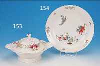 GR. RUNDE PLATTTE, MEISSEN, UM 1730/35, PORZELLAN, FEINE BUNTE BEMALUNG VON FARBEL- WESEN, WIE DRACHE, PARADIESVOGEL, INSEKTEN U. EXOTISCHE ...