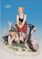 PORZELLANGRUPPE, MEISSEN, UM 1890, JUNGES SCHäFERPAAR, FLöTESPIELENDER KNABE LIEGT BäUCHLINGS IM GRASS, DANEBEN IHM LAU- SCHENDES ...