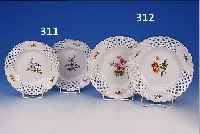 ZWEI TELLER, MEISSEN, 1880/90, PORZELLAN, D. 24 CM, RAND MIT DURCHBRUCHARBEIT, GOLDRAND, BLUME 1, L. BERIEBEN