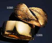 ARMSPANGE, GG 750/000 GEPR., CA. 37.1 G, KLAPPSCHARNIER, D. CA. 6 X 5.5 CM, BLATTVER- ZIERUNG