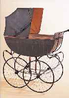 PUPPENWAGEN, DEUTSCH, UM 1905/10, HOLZ UND WACHSTUCH, Z.T. BESCHäDIGT PORZELLANGRIFF, EISENRäDER, 128 X 108 X 47CM