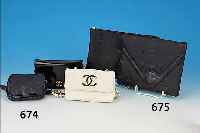 3 DESIGNER-HANDTASCHEN, NACH 1975, 2X CHA- NEL: SCHWARZES LACKLEDER UND WEISSES ABGE- STEPPTES LEDER, BEIDE MIT DEN TYP. CHANEL- SCHLIESSEN ...