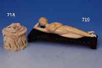 ELFENBEINFIGUR, CHINA, 50ER JAHRE, FRAUENAKT AUF HOLZSOCKEL, L. 26 CM