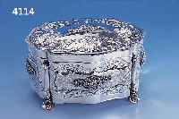 DECKELDOSE, 925ER SILBER, BAROCKSTIL, MEHRFACH GESCHWEIFT, REICH VERZIERT MIT RELIE-FIERTEN ROCAILLEN, MUSCHELN UND BLüTENBOUQUETS4 ...