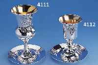 WEINKELCH MIT TABLETT, 925ER SILBER, FILIGRANE RANKENVERZIERUNG, PLAST. AUFGESETZ- TES WEINLAUB/TRAUBENDEKOR, HEBR. SCHRIFTZEI- CHEN, ...